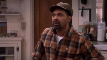 Chemise Carhartt Plaid portée par Bernard Upshaw (Mike Epps) telle que vue dans les tenues de la série télévisée The Upshaws (saison 2 épisode 1)