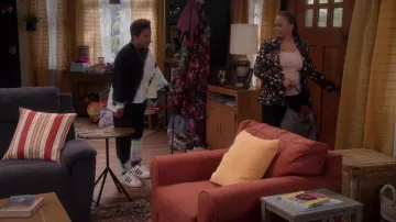 Pantalon et sweat-shirt noir et tie and dye porté par Lucretia Turner (Wanda Sykes) comme on le voit dans The Upshaws (S02E02)