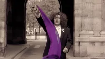 Le foulard violet de Luis (Alain Chabat) dans le film Prête-moi ta main