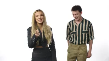 Ensemble de vestes et de pantalons portés par Millie Bobby Brown dans Stranger Things Cast Passez un test d’amitié | Vidéo YouTube Glamour