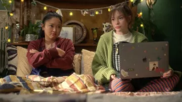 Suéter de cardigan verde usado por Gia (Zoe Margaret Colletti) como se ve en Boo, Bitch (Temporada 1 Episodio 2)