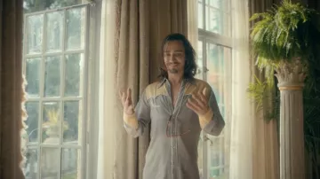 Camisa occidental de dos tonos usada por Klaus Hargreeves (Robert Sheehan) en los atuendos de la serie de televisión The Umbrella Academy (Temporada 2 Episodio 7)