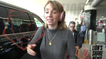 Chaîne en or portée par Maya Hawke à l’aéroport en juillet 2022 - Photo de Lion’s Share News
