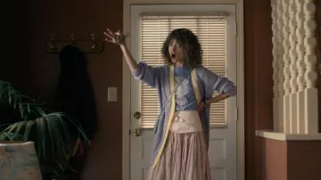 Falda con cinturón de rayas rosas usada por Nancy Wheeler (Natalia Dyer) en los atuendos del programa de televisión Stranger Things (Temporada 4 Episodio 1)
