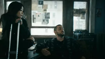 Sweat-shirt en laine claire noire et bleue porté par Frenchie (Tomer Kapon) dans la garde-robe de la série télévisée The Boys (saison 3 épisode 8)