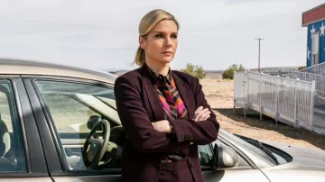 Blusa impresa usada por Kim Wexler (Rhea Seehorn) en trajes de programas de televisión de Better Call Saul (Temporada 6 Episodio 2)