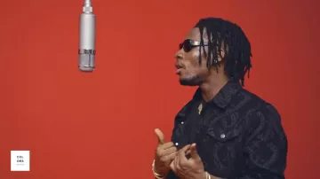 Lunettes de soleil Chanel portées par Joeboy dans le clip de Spiritual Gbedu | UN SPECTACLE DE COULEURS
