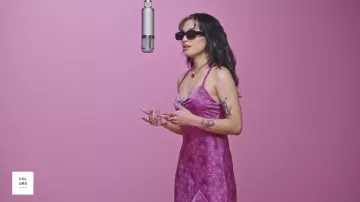 Robe géométrique rose portée par Ambar Lucid dans le clip Timeless | UN SPECTACLE DE COULEURS