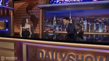 Robe noire brodée portée par Jenny Slate comme on le voit dans The Daily Show avec Trevor Noah