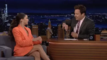 Robe blazer à paillettes orange portée par Sarah Hyland dans The Tonight Show Starring Jimmy Fallon
