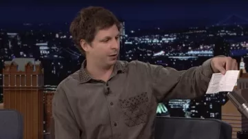 Chemise boutonnée portée par Michael Cera dans The Tonight Show starring Jimmy Fallon