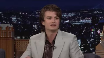 Chemise à rayures brunes portée par Joe Keery dans The Tonight Show Starring Jimmy Fallon
