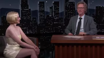Vestido midi de seda amarilla usado por Julia Garner en Jimmy Kimmel Live!