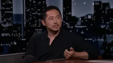Polo noir porté par Steven Yeun dans Jimmy Kimmel Live!