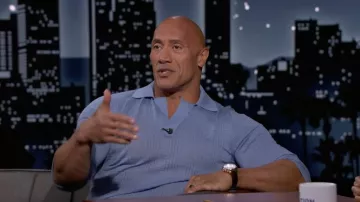 Polo azul usado por Dwayne Johnson como se ve en Jimmy Kimmel Live!