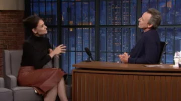 Jupe en cuir marron portée par Katie Holmes dans Late Night with Seth Meyers