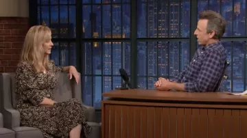 Robe imprimée portée par Lisa Kudrow dans Late Night with Seth Meyers