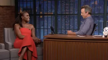 Robe à épaules rouge portée par Issa Rae dans Late Night with Seth Meyers