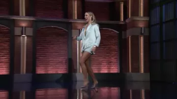 Ensemble Blazer et short en soie portés par Nikki Glaser dans Late Night with Seth Meyers