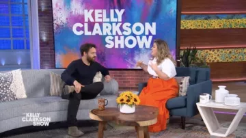 Chaussures en daim portées par Jake Johnson dans The Kelly Clarkson Show