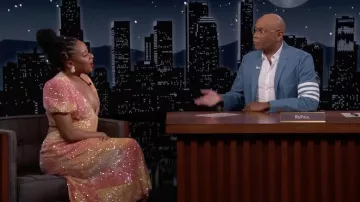 Vestido de lentejuelas usado por Phoebe Robinson como se ve en Jimmy Kimmel Live!