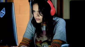 T-shirt Dolphin Print porté par Minnie 'Mouse' Honrada (Malia Pyles) vu dans Pretty Little Liars: Original Sin (Saison 1)