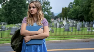 Robe bleue portée par Imogen (Bailee Madison) comme on le voit dans pretty Little Liars: Original Sin TV series outfits (Saison 1)