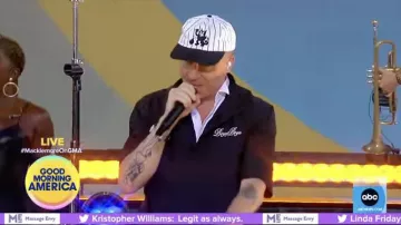 Casquette rayée portée par Macklemore dans l’émission de télévision Good Morning America le 22 juillet 2022