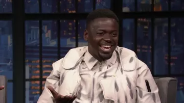 Ensemble gilet blanc et chemise Zip porté par Daniel Kaluuya dans Late Night avec Seth Meyers