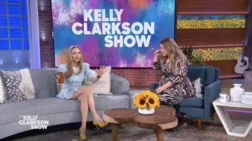 Robe florale bleu clair portée par Amanda Seyfried telle que vue dans The Kelly Clarkson Show