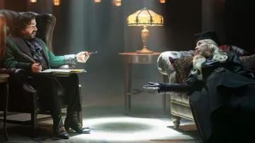 Botas de hebilla de cuero usadas por Laszlo Cravensworth (Matt Berry) como se ve en los trajes de la serie de televisión What We Do in the Shadows (Temporada 1 Episodio 2)
