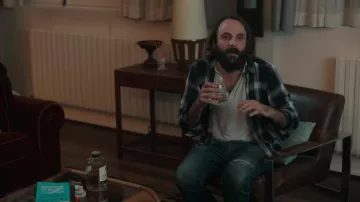 Camisa a cuadros usada por René Vidal (Vincent Macaigne) como se ve en la serie de televisión Irma Vep (S01E07)