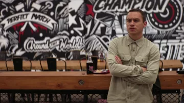 Chemise Bouton Bas Poches Porté par Joshua 'J' Cody (Finn Cole) dans Animal Kingdom Wardrobe (S06E07)