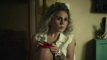 Montre numérique Casio blanche et rose portée par Bunny (Della Saba) comme on le voit dans Physical (S02E06)