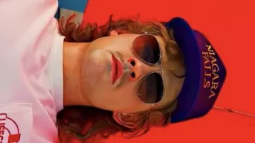 Sunglasses worn by Billy Hargrove (Dacre Montgomery) in Stranger Things TV series outfits (S03E03)