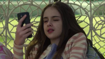 Cardigan a rayas usado por Claire (Julia Butters) como se ve en la película The Gray Man