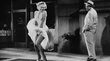 Vestido plisado de cuello alto de marfil usado por The Girl (Marilyn Monroe) en el vestuario de la película The Seven Year Itch