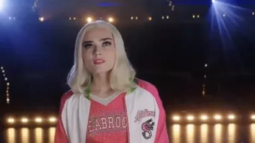Veste Addison Varsity rose et blanche portée par Addison Wells (Meg Donnelly) comme on le voit dans le film Z-O-M-B-I-E-S 3