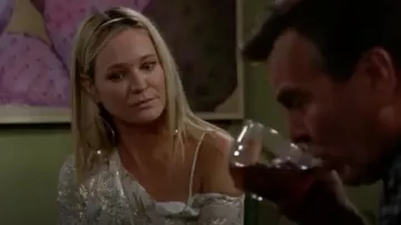 Les boucles d’oreilles portées par Sharon Collins (Sharon Case) dans la série Les Feux de l'amour (Saison 47 Episode 10)
