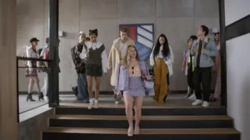 Pantalon cargo oversize jaune orange et bleu porté par Andi Agosti (Lizeth Selene) dans la série télévisée Rebelde (Saison 1 Episode 1)