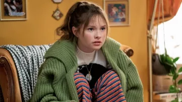 Suéter de cárdigan verde usado por Gia (Zoe Margaret Colletti) en la serie de televisión Boo, Bitch (Temporada 1 Episodio 2)