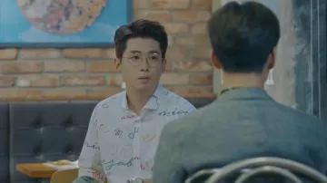 La chemise blanche à motifs portée par Sanchez (Cho Hyun Chul) dans la série Hotel Del Luna (Saison 1 Episode 10)