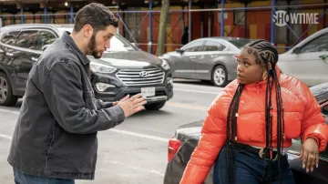 Crop Puff Jacket porté par Zayna (Kristin Dodson) comme on le voit dans les tenues de la série télévisée Flatbush Misdemeanors (S02E01)
