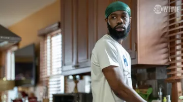 Bonnet vert porté par Kevin (Kevin Iso) comme on le voit dans la garde-robe de la série télévisée Flatbush Misdemeanors (saison 2 épisode 2)