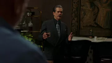 Cravate rayée portée par Jackie Rohr (Kevin Bacon) vue dans la garde-robe de la série télévisée City on a Hill (saison 3 épisode 1)
