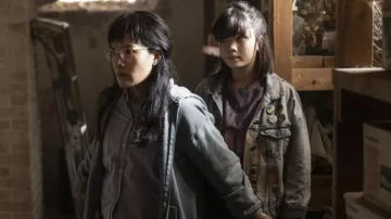 Veste en jean portée par Erin Tieng (Riley Lai Nelet) telle que vue dans les tenues de la série télévisée Paper Girls (saison 1)