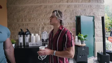 Chemise rayée en rouge blanc et noir portée par Alex Eubank dans I DRIVE 15 HOURS TO MOVE TO MIAMI WITH BRADLEY MARTYN YouTube video