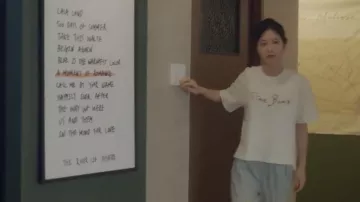 T-shirt Time Bomb porté par Oh Jin (Shin Ye-eun) dans la série télévisée spéciale DRAMATIQUE KBS (saison 12 épisode 5)