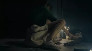 Zapatillas Nike usadas por Emma (Cristin Milioti) como se ve en el vestuario del programa de televisión The Resort (Temporada 1 Episodio 3)