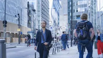 Sac à bandoulière porté par Harper Stern (Myha’la Herrold) tel que vu dans les tenues de la série télévisée Industry (saison 2 épisode 1)
